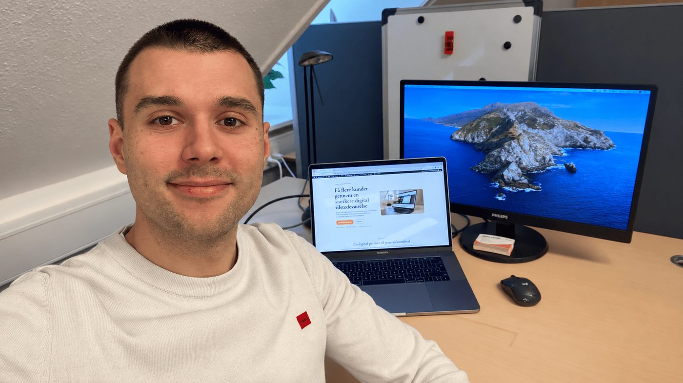 Stefan fra PagePro ved sit skrivebord